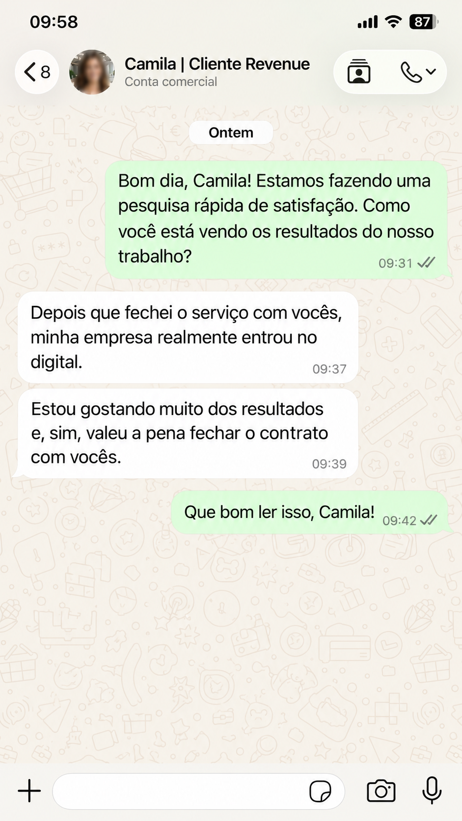 Conversa de WhatsApp com o depoimento de Camila sobre o serviço da Revenue Marketing